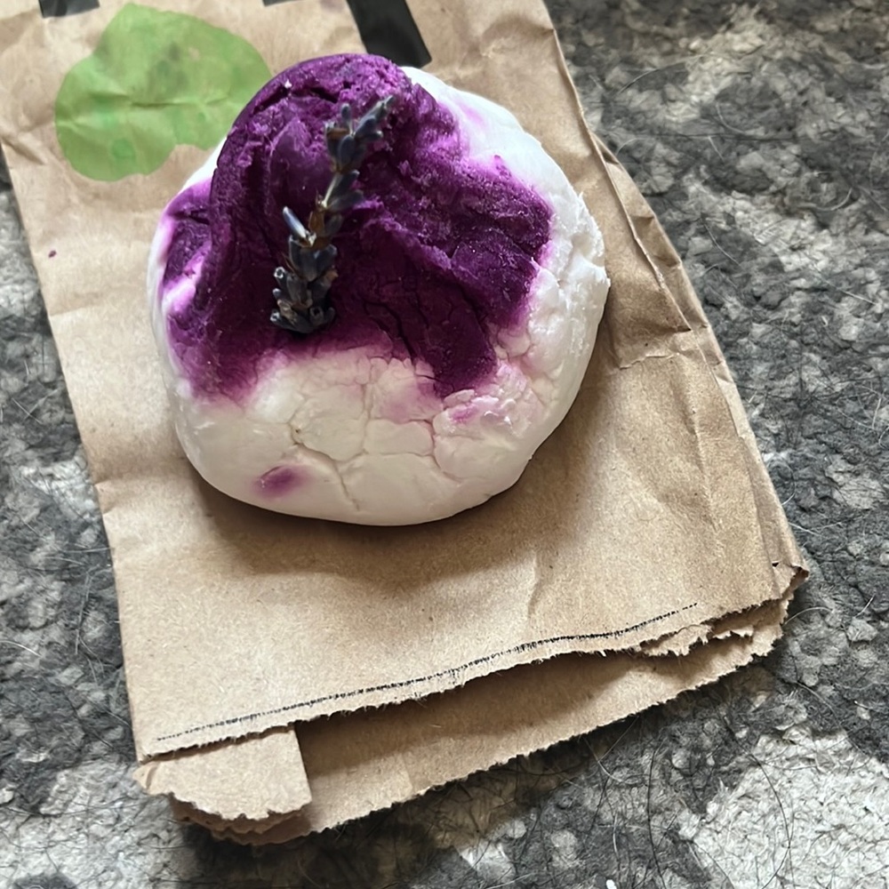 Lush cosmetics A French Kiss bubble bar